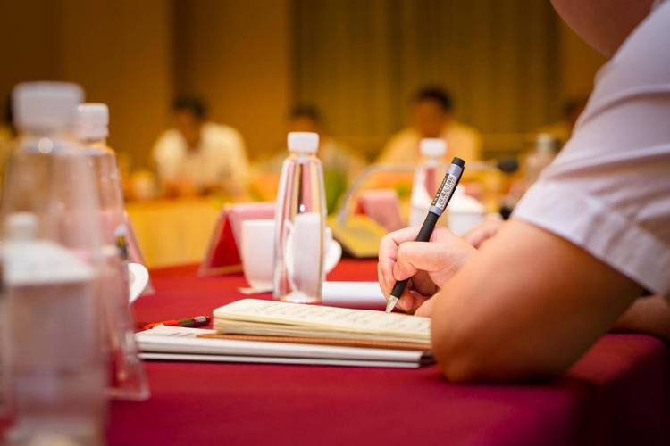 会议室记录会议笔记场景图