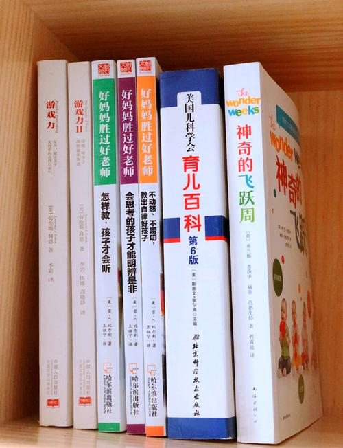父亲在深夜书房研究育儿书籍