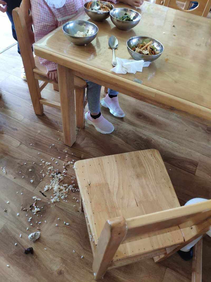 幼儿自己动手吃辅食弄脏餐桌场景