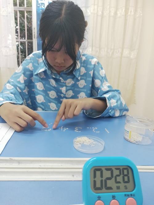 宝宝在阳台玩米粒精细动作训练