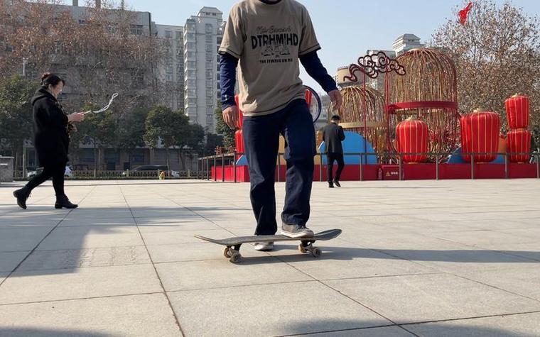 滑板ollie后脚点板特写