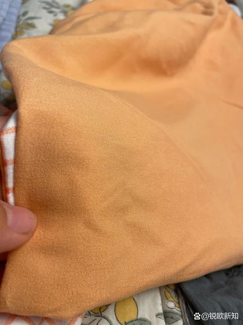 纯棉与聚酯纤维运动后潮湿状态对比