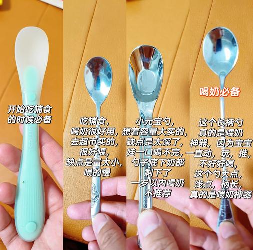 六个月宝宝用勺子喂宝宝饮水实拍