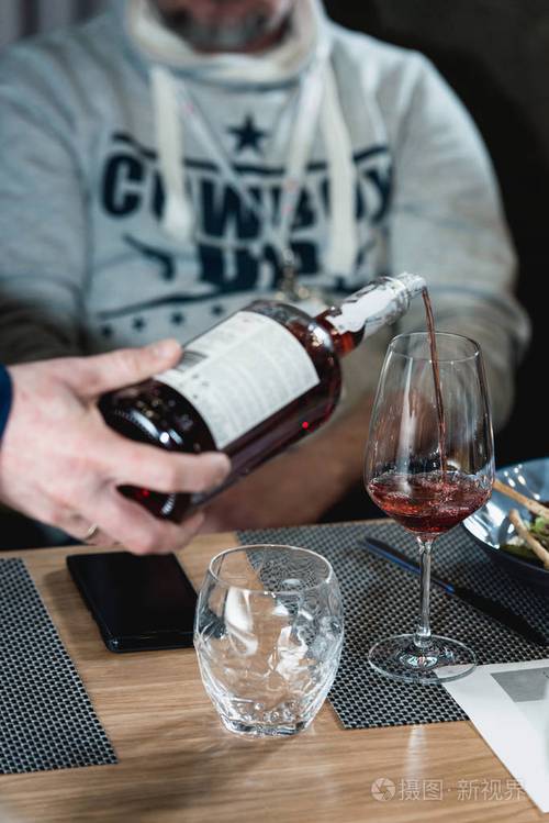 红酒侍酒师倒酒入杯