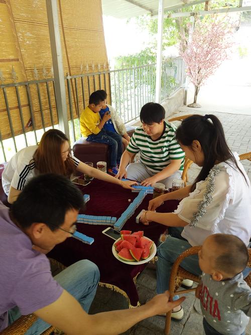 家庭餐桌亲子抽便签游戏场景