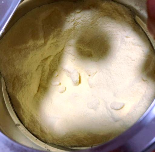 新生儿配方奶冲调后瓶底结块实拍