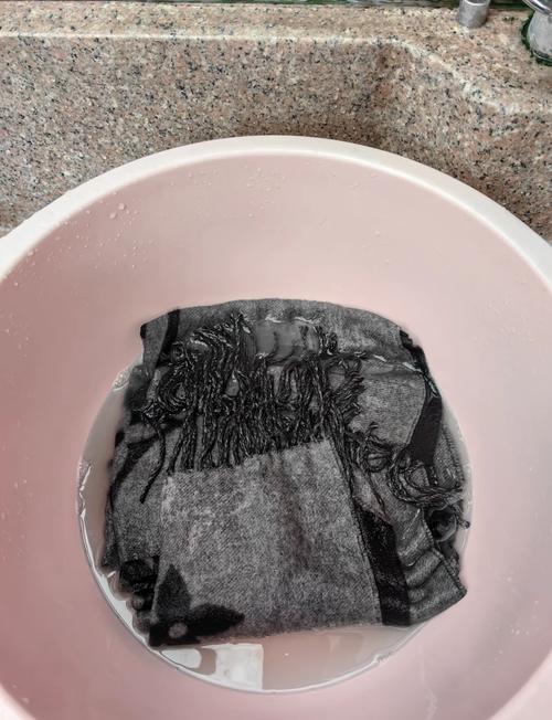 毛巾卷吸羊绒围巾水分过程图