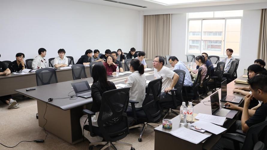 校企联合工程实践项目答辩现场企业导师评审