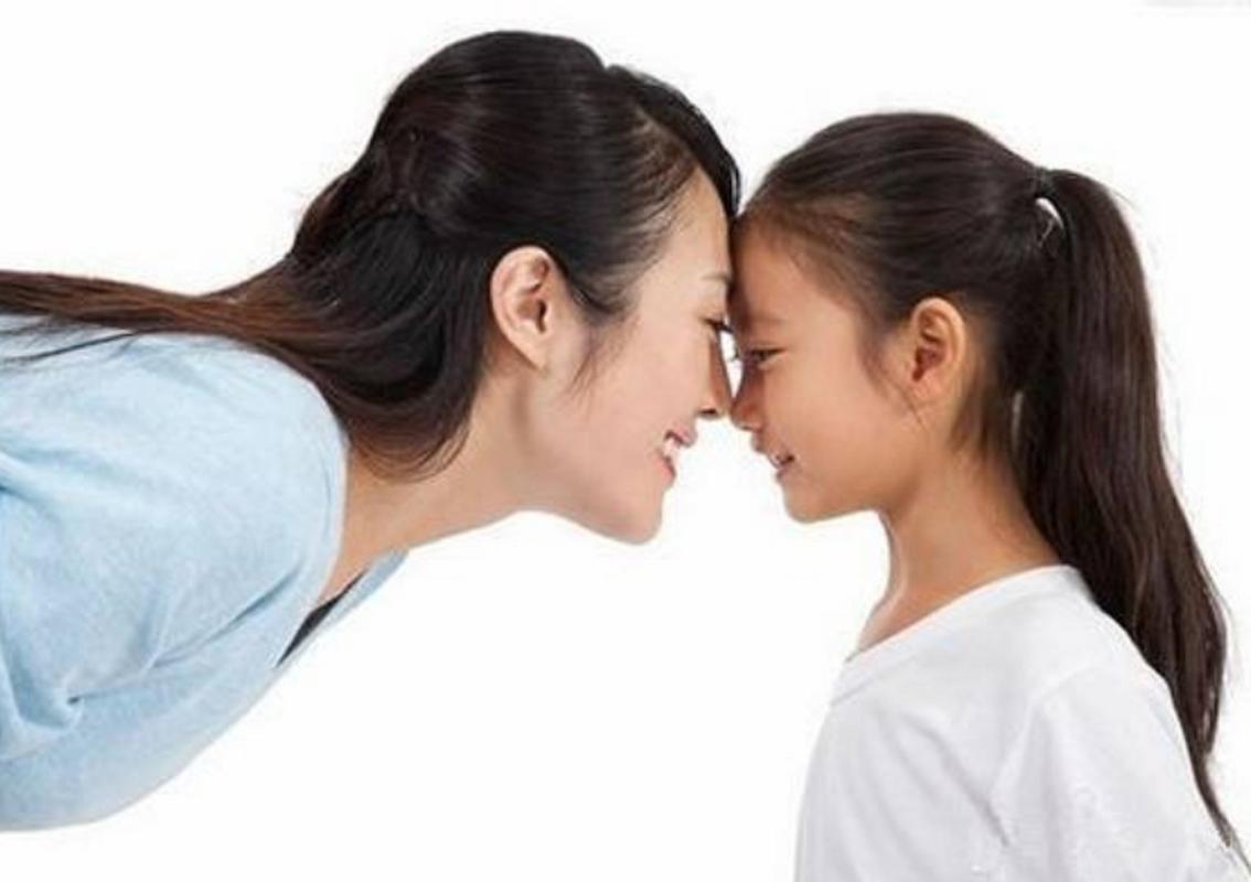 妈妈强迫怕生幼儿和陌生人握手场景图