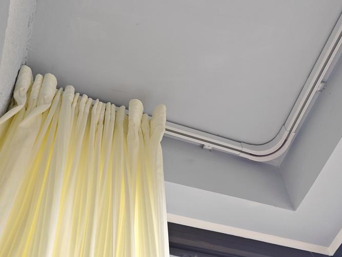 窗帘顶部滑轨堆积灰尘特写