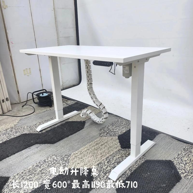 办公室白领交替站坐使用升降桌场景图