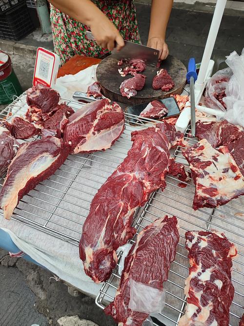 早市摊主展示新鲜牛肉