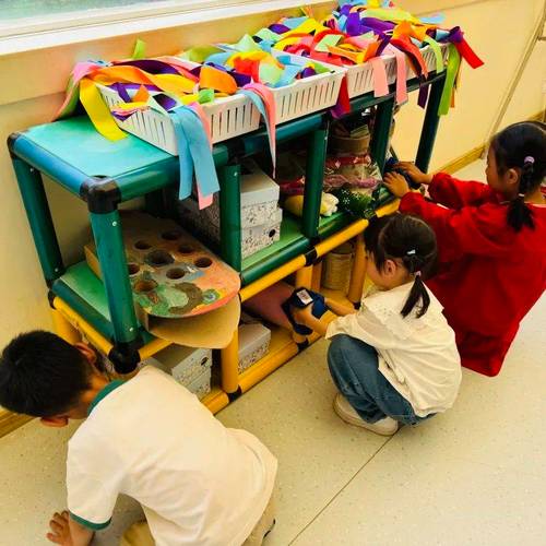 工业从业者家长陪孩子整理玩具场景图