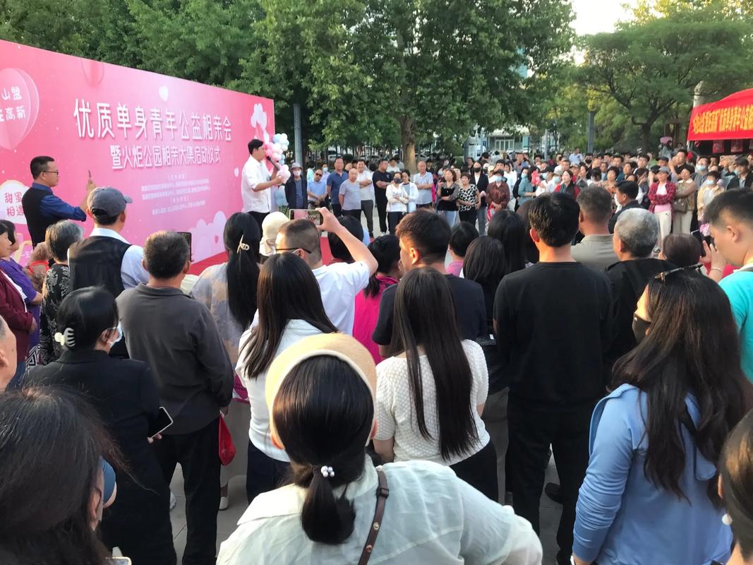 婚庆博览会销售逼单现场拥挤人群