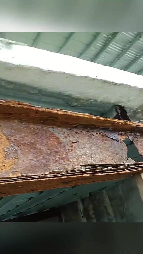 家用阁楼钢架结构锈穿变形实拍图