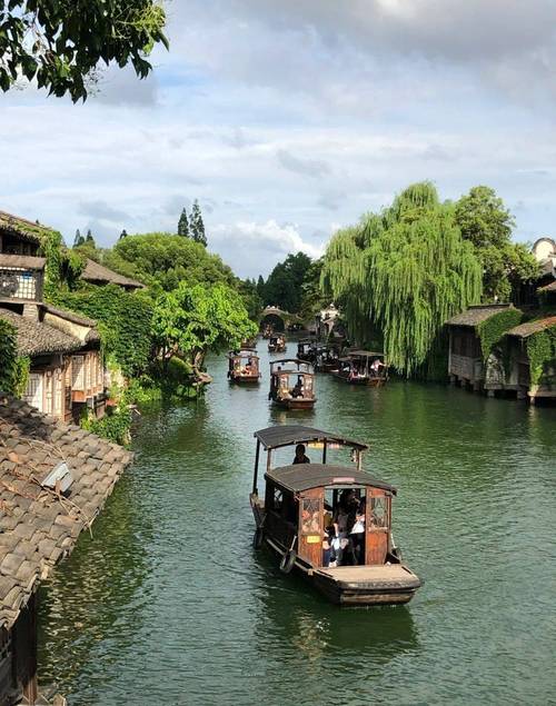 水乡摇橹船光影