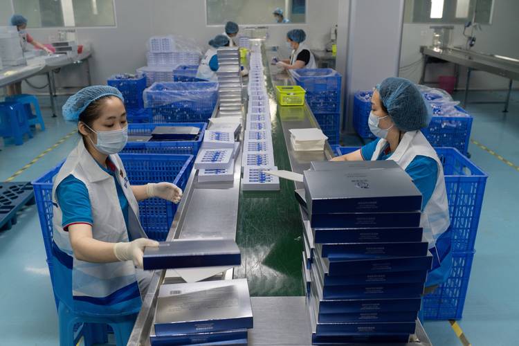 珠三角现代化美妆代工厂生产车间实拍