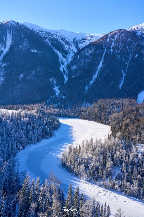 喀纳斯月亮湾S弯雪景