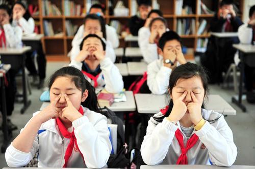 中小学生教室集体做眼保健操揉睛明穴场景图