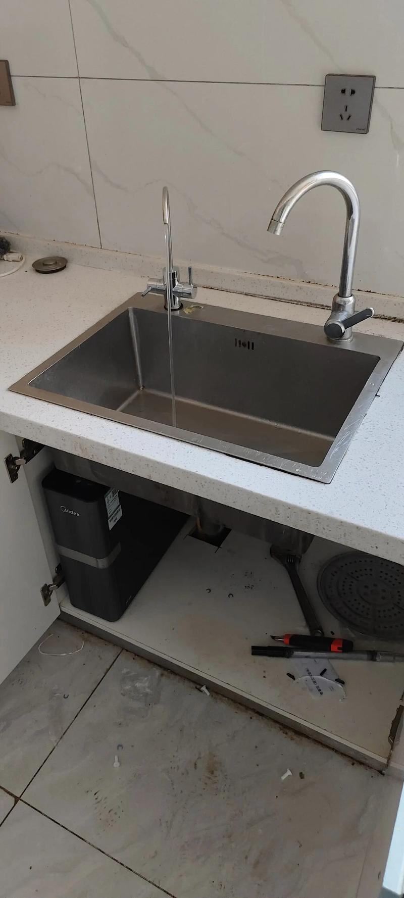厨房水槽下净水器安装实景