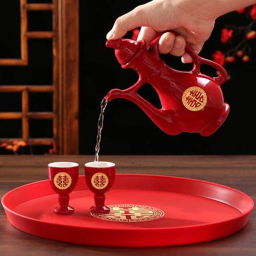 中式婚宴酒杯特写喜庆氛围