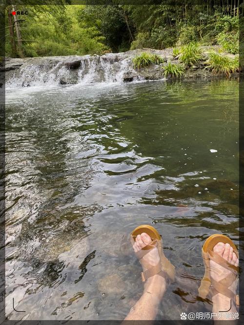 清澈浅溪中双脚踩水溅起水花
