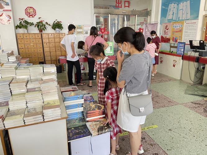 家长和学生一起挑选教辅书