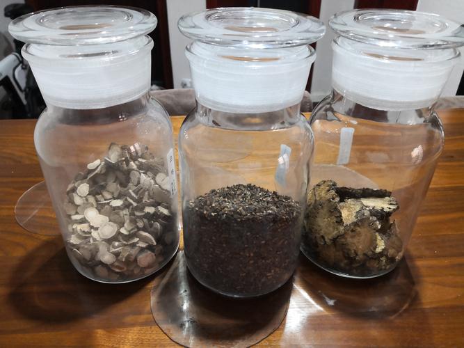 不同材质草本干料储存密封罐对比图