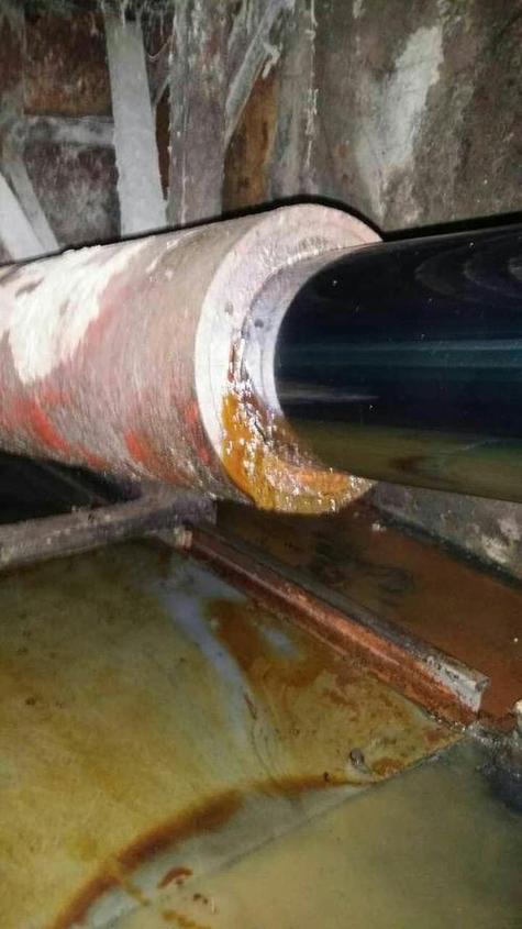 车间液压设备泄漏油痕实拍