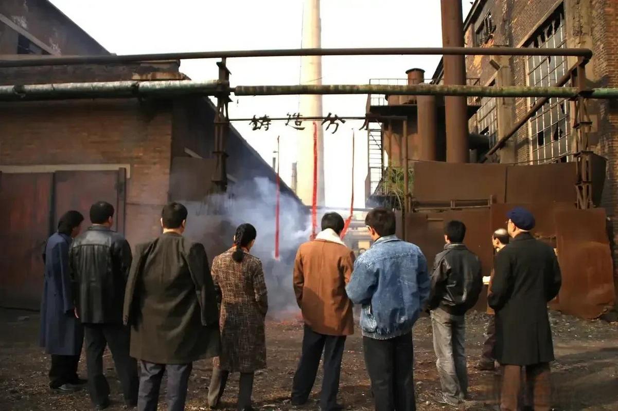 工业遗产老厂区老工人下班背影