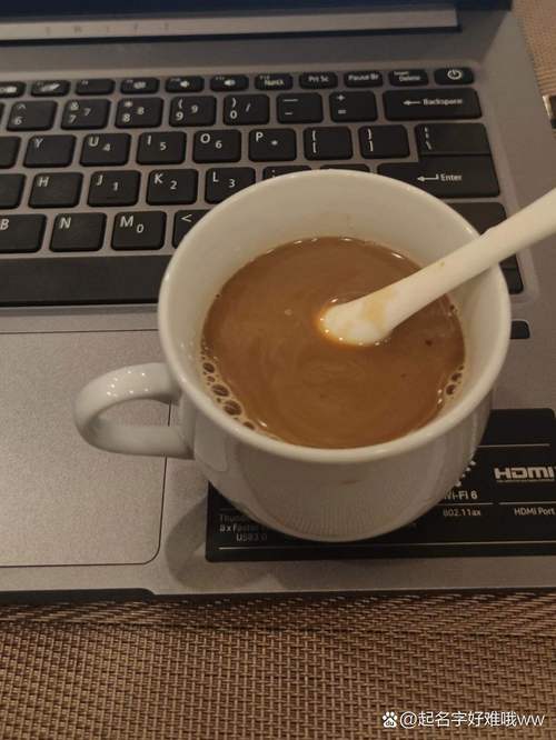 咖啡馆里一个人悠闲地看书笔记本旁有杯咖啡