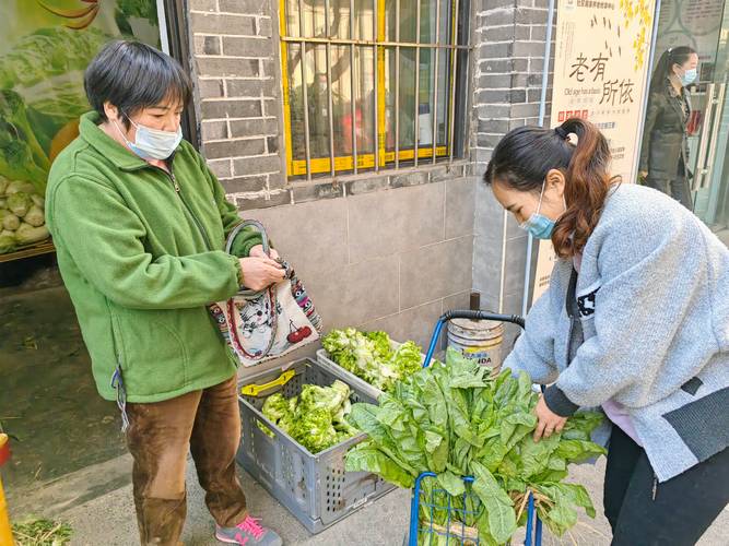 老小区单元楼门口邻居聊天摘菜场景图
