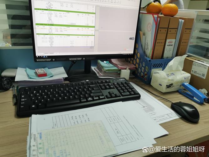 办公桌上铺满报表和笔记本电脑的实习生