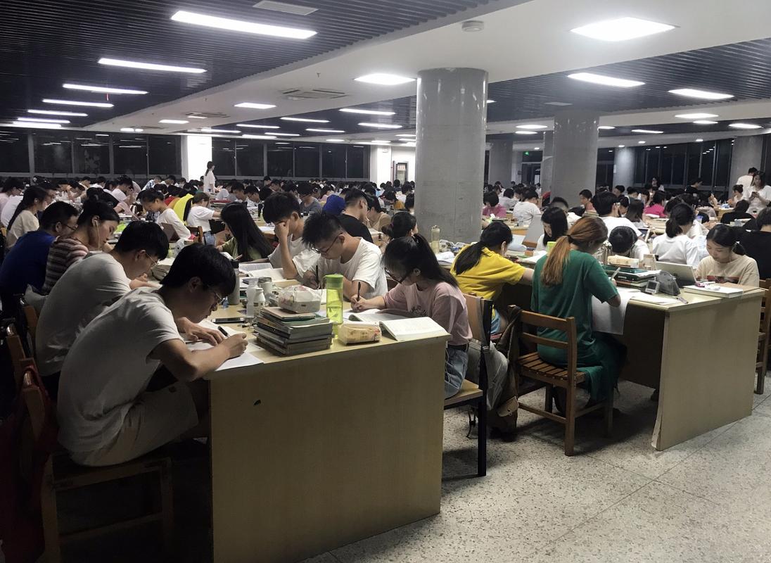 深夜图书馆考研学生堆积的复习资料