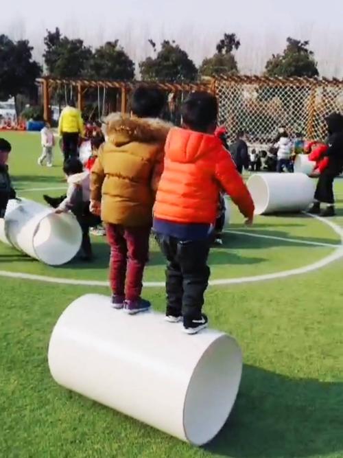 安吉幼儿园孩子户外滚筒游戏