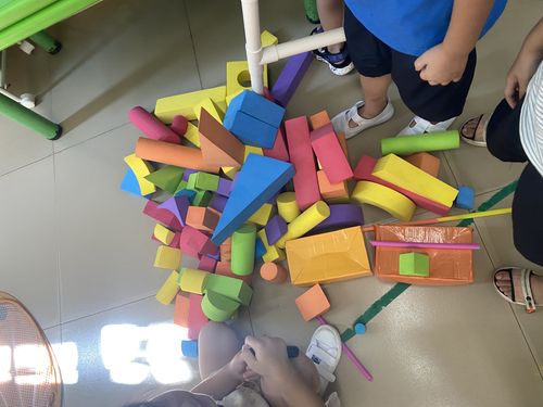三岁幼儿搭积木倒塌后哭闹居家场景