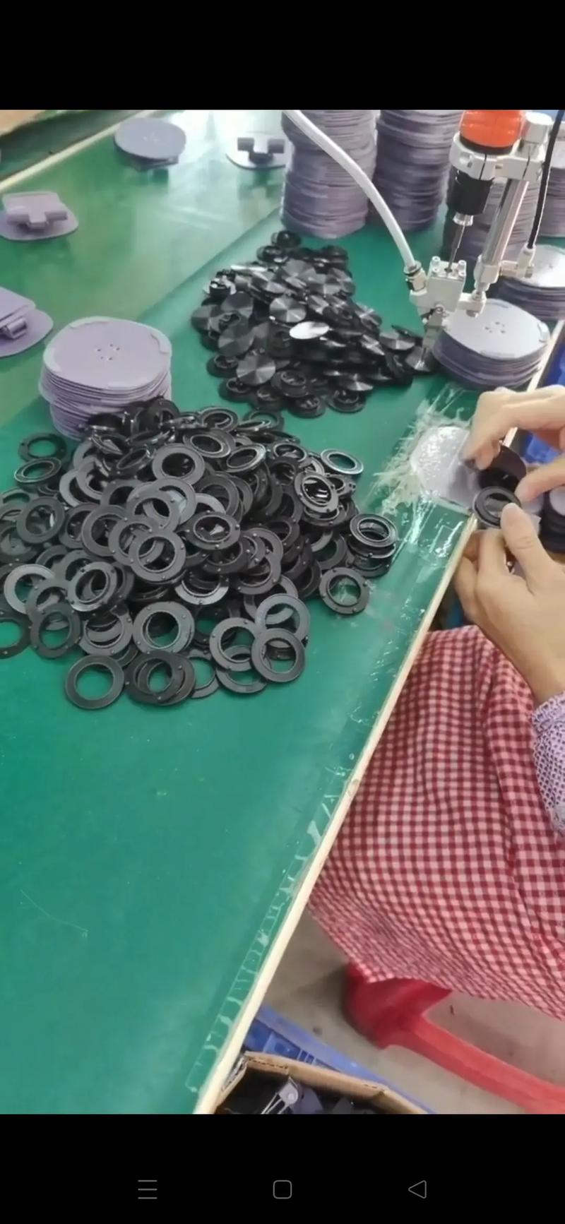 妈妈在工厂流水线旁教孩子做简单手工