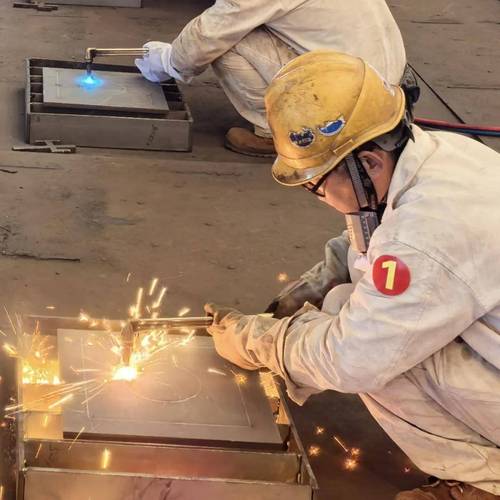 工业乙炔气瓶切割厚钢板作业现场图