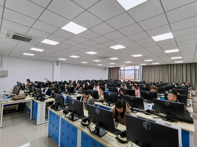 职业技术学校学生在智慧教室学习数据分析实操