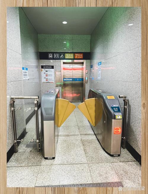 地铁无障碍宽闸机日常使用场景图