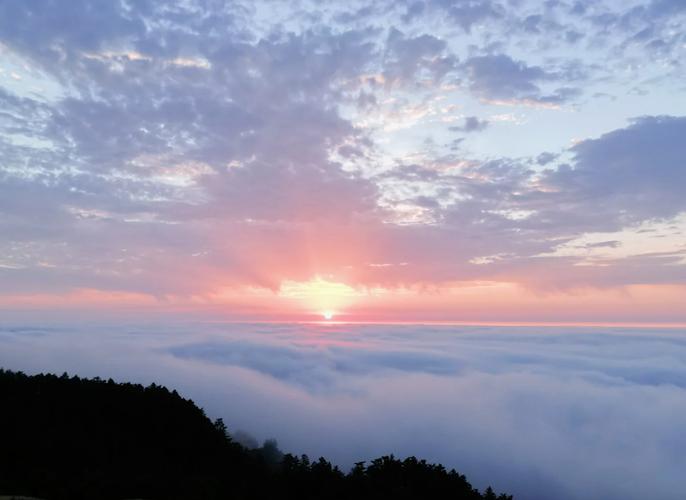 雾中山日落云海