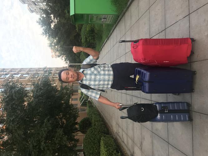工业工程师出差前和全家合影整理行李