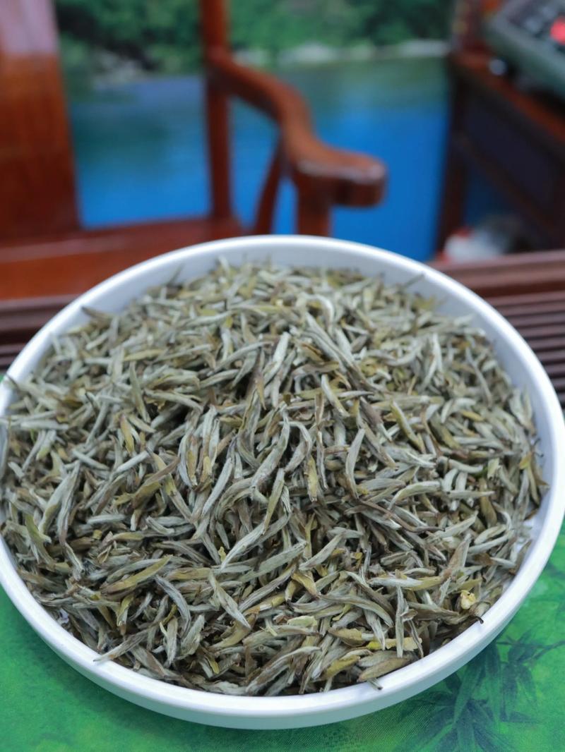 九窨福州茉莉针王茶叶的细嫩条索与白色毫毛特写