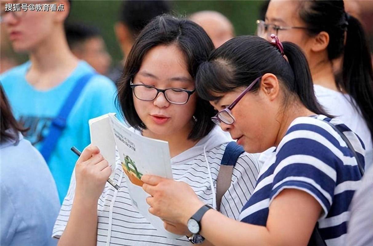 高中毕业生对着志愿填报手册纠结的实拍场景