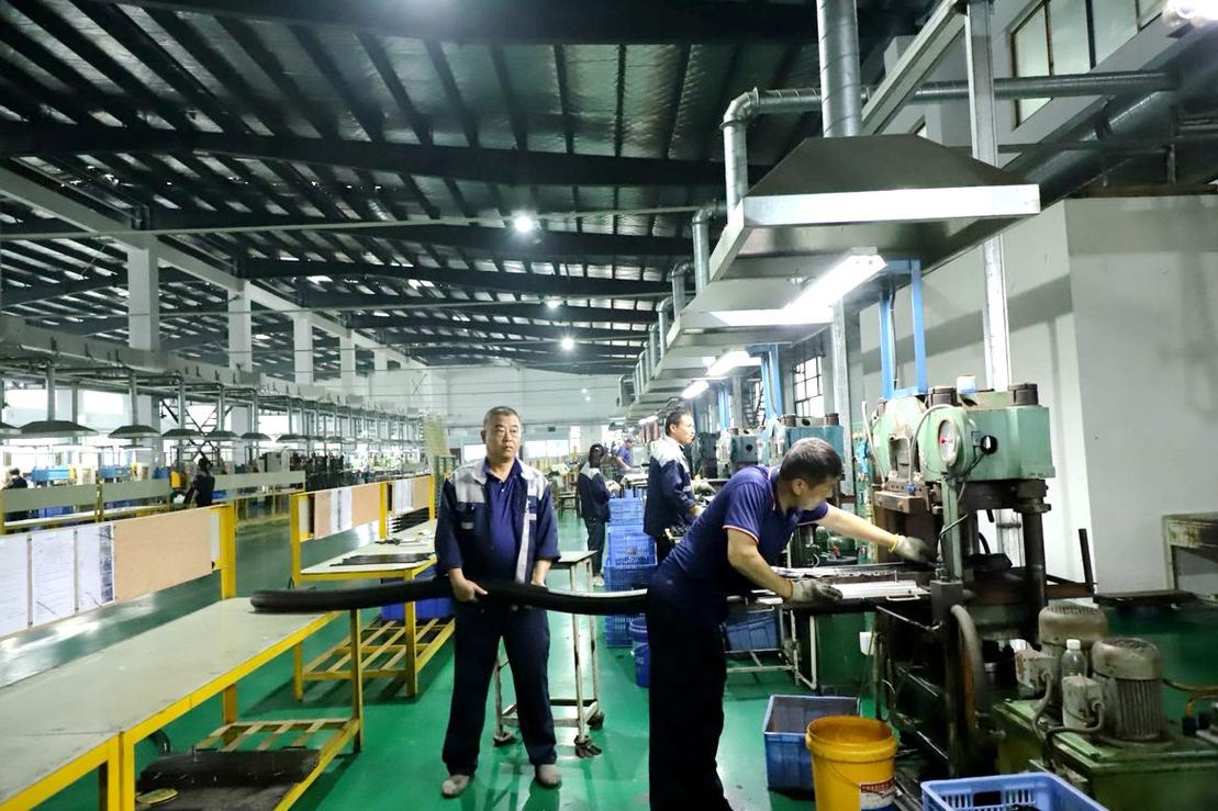 工厂车间橡胶硫化机组装实拍