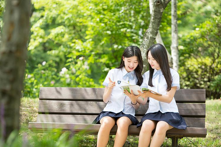 母女俩在公园长椅上窃窃私语