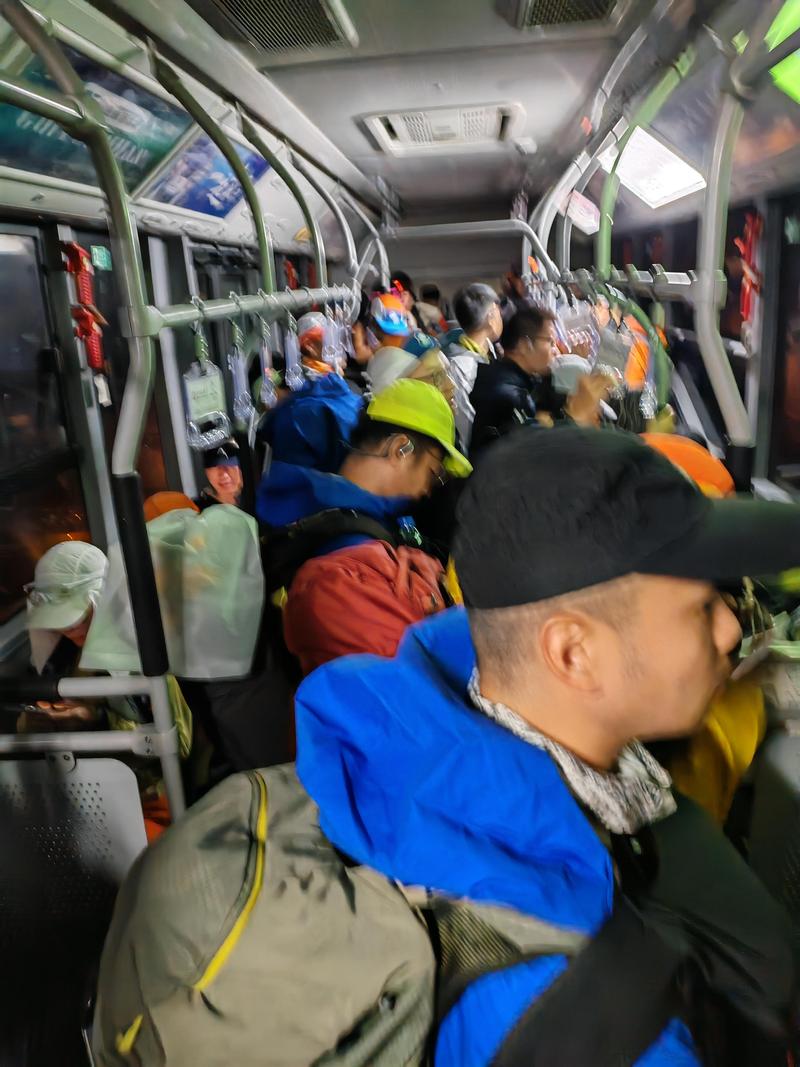 索道车厢内部拥挤