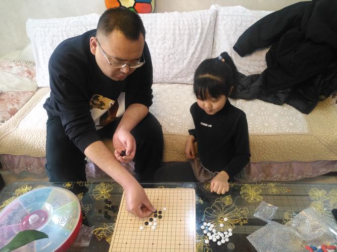 客厅亲子下棋乱摆棋子场景