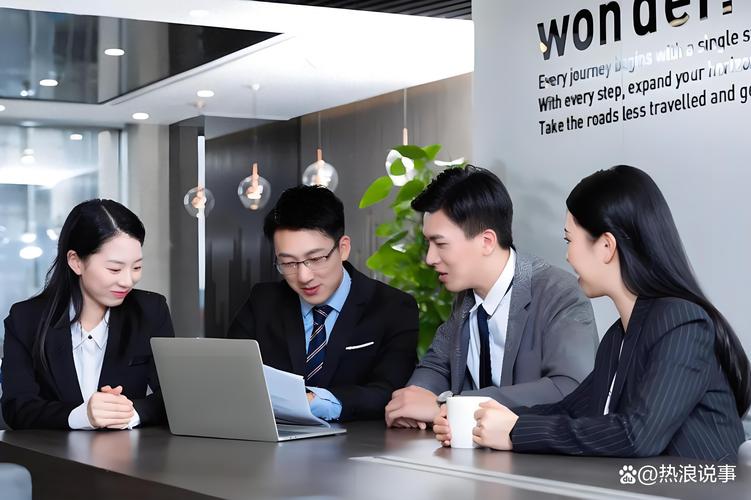 企业领军人才在项目危机现场带领团队讨论应对方案