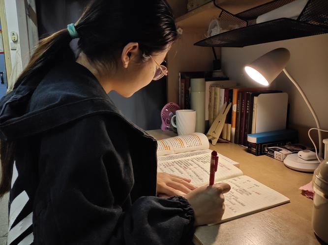 高中生攥着志愿填报指南在书房发呆